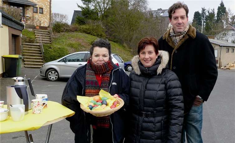 Die Bürgerinformation durch die die Villiper Ratsmitglieder (v. l.) Katharina Brück, Rita Braun und Fréderic Tewes sowie die bunten Ostereier kamen bei den Passanten gut an. privat