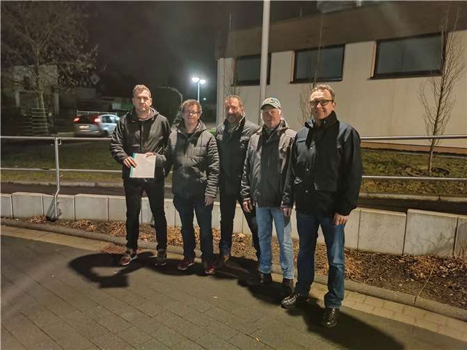 Kritik an Erweiterungsplänen Die Bürgerinitiative „Lebenswertes Kempenich“ hat 215 Unterschriften gesammelt und diese nun Ortsbürgermeister Dominik Schmitz übergeben. Foto: privat