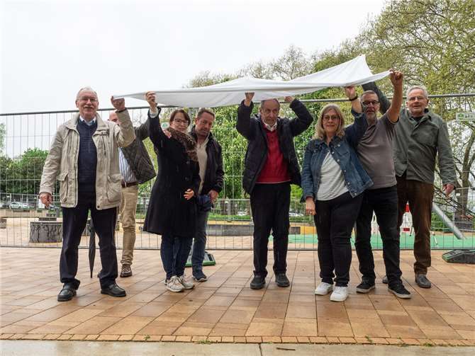 Die Bürgerinitiative „Unsere Altstadt“ am Wasserspielplatz. Foto: Hermann Schäfer