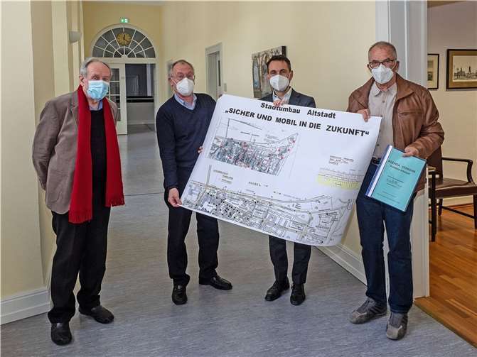 Die Bürgerinitiative „Unsere Altstadt“ bei der Übergabe ihrer „Agenda Verkehr“ an OB David Langner.Foto: Hermann Schaefer