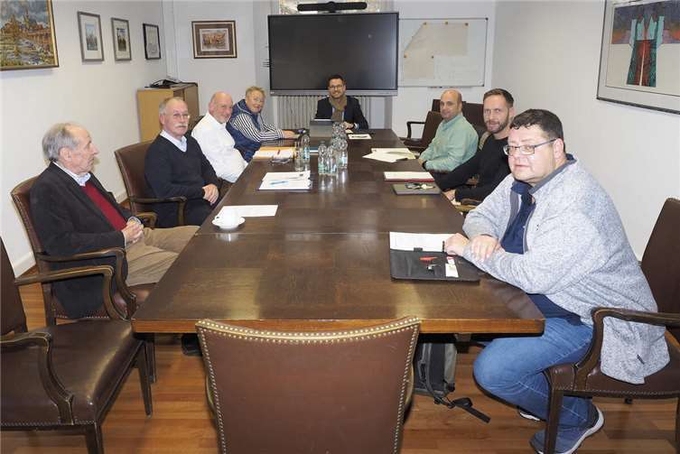 Die Bürgerinitiative „Unsere Altstadt“ im Rathaus. Foto: Hermann Schäfer