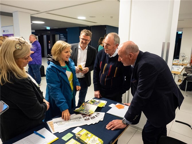 Die Bürgerinitiative „Unsere Altstadt“ mit Katrin Eder. Foto: Hermann Schäfer