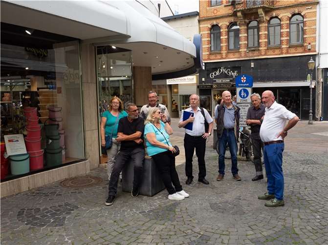 Die Bürgerinitiative „Unsere Altstadt“ vor Ort. Foto: Hermann Schäfer