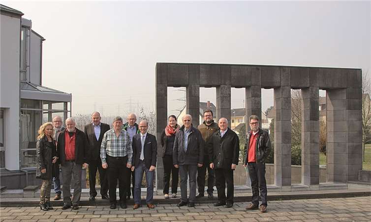 Die Bürgerinitiative (v.l.n.r.) Helga Zoltowski (Kreisverwaltung Neuwied), Erich Schneider, (BI Leutesdorf), Franz Breitenbach (BI Bad Hönningen), Rolf Papen (BI Weißenthurm), Willi Pusch, Hermann Winter (BI Weißenthurm), Georg Hollmann, Karl Ottes (Kreisbeigeordneter Rheingau Taunus), Max Op den Camp (BI Winningen) Gerd Kirchhoff (Bi Bad Honnef), Gunter Fröhlich (BI Neuwied).privat