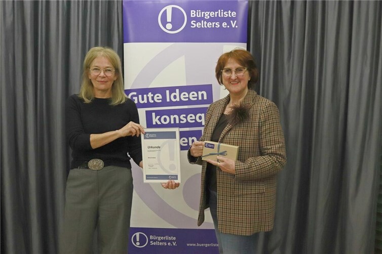 Die Bürgerliste Selters e.V. ehrt treue Mitglieder. Von links Ele Wolters (1. Vorsitzende) ehrt Silvia Andree für 30jährige Vereinstreue. Außerdem wurden geehrt: Christof Dickopf (30 Jahre), Erich Pabst (30 Jahre) und Burkhard Steinen (30 Jahre).