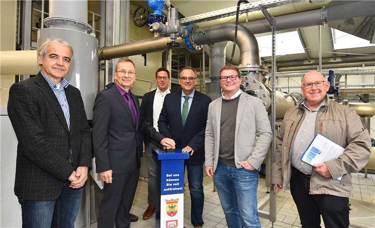Die Bürgermeister Andreas Geron und Bernd Weidenbach gaben den Startschuss für die Inbetriebnahme. Fotos: RASCH