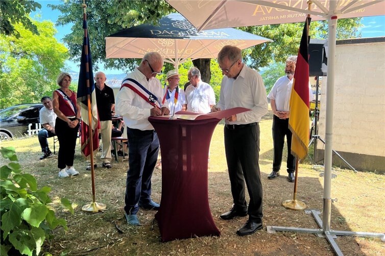 Die Bürgermeister Andreas Geron und Roland Balcerzak unterzeichneten neue Partnerschaftsurkunden und bekräftigten den gemeinsamen Willen, den Austausch in den Bereichen Kultur, Bildung, Sport und Gesellschaft auch in Zukunft aktiv zu fördern.