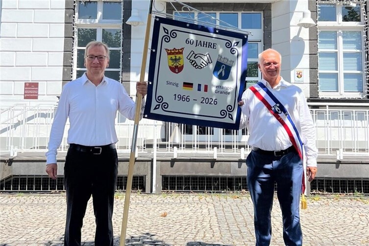 Die Bürgermeister Andreas Geron und Roland Balcerzak (v.l.) feierten gemeinsam mit vielen Bürgerinnen und Bürgern aus Deutschland und Frankreich das Jubiläum.