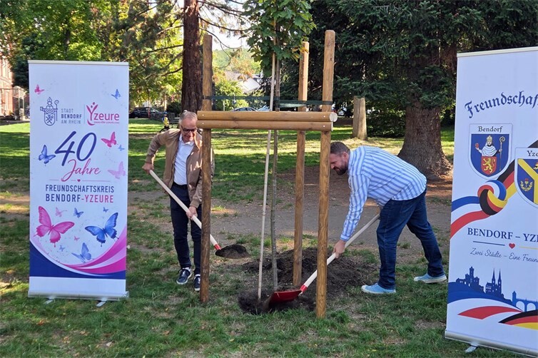 Die Bürgermeister Dominique Ray und Christoph Mohr pflanzten einen Freundschaftsbaum im Stadtpark.