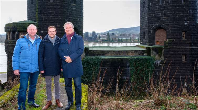 Die Bürgermeister Günter Hirzmann (Bürgermeister Ortsgemeinde Erpel - v.li.n.re.), Björn Ingendahl (Bürgermeister Stadt Remagen) und Karsten Fehr (Bürgermeister Verbandsgemeinde Unkel) sind für die Rheinbrücke zwischen Erpel und Remagen. Foto: Frank Homann