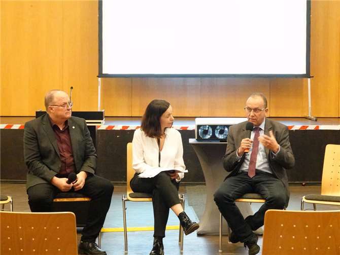 Die Bürgermeister Guido Nisius (VG Adenau, links) und Johannes Bell (VG Brohltal, rechts) im Interview. Fotos: DU