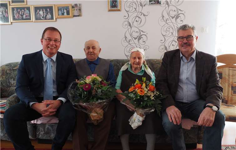 Die Bürgermeister Hans-Peter Ammel (r.) und Jörg Lempertz (l.) gratulierten dem Jubelpaar. privat