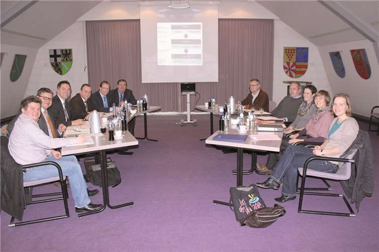 Die Bürgermeister Klaus Bell (VG Pellenz), Jörg Lempertz (VG Mendig) und Johannes Bell (VG Brohltal) sowie Dr. Achim Schloemer (Geschäftsführer der Rheinland-Pfalz Touristik GmbH) sowie die jeweiligen Touristiker sind gespannt auf die Erkenntnisse des gestarteten Beratungsprozess mit dem ift aus Köln. privat