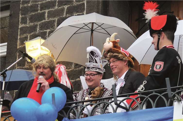 Die Bürgermeister Lempertz und Ammel machten aus der obligaten Schlüsselübergabe ein zwerchfellerschütterndes Highlight.