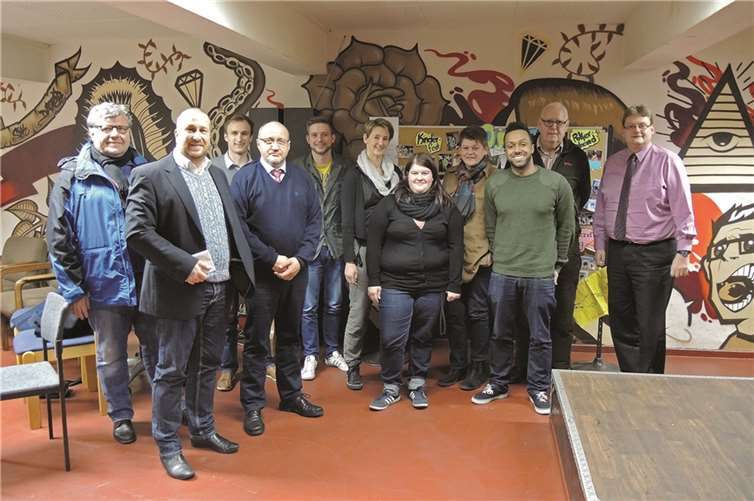 Große Bedeutung für die Jugend Die Bürgermeister Michael Mahlert (l.) und Guido Job (4.v.l.), SPD-Vorsitzender Arno Schmitz (2.v.l.) besuchten mit einer Delegation die Teestube in Bad Hönningen, die von den Jugendpflegern Nicole Emmler (6.v.r.) und Sammy Yankey (3.v.r.) geleitet wird. privat