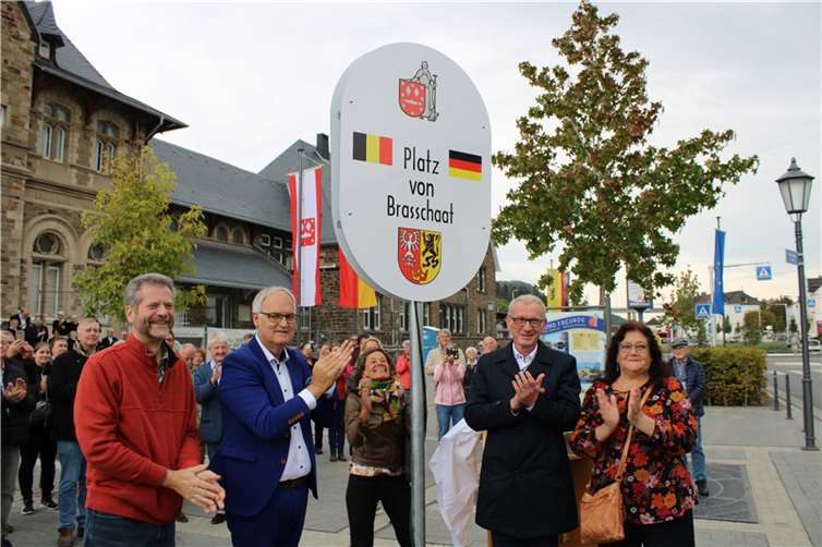 Die Bürgermeister Philip Cools (Brasschaat, Zweiter von links) und Guido Orthen (Bad Neuenahr-Ahrweiler, Zweiter von rechts) bei der feierlichen Enthüllung des „Platz von Brasschaat“-Schildes vor dem Bad Neuenahrer Bahnhof. Foto: DU