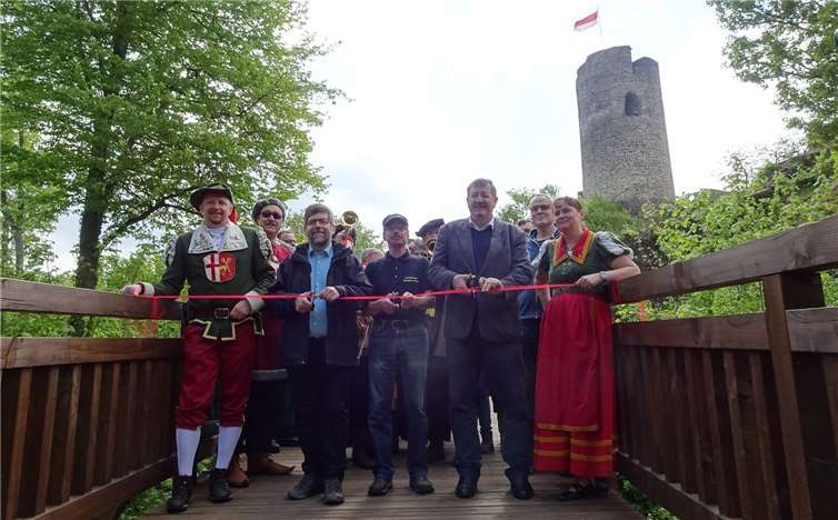 Die Bürgermeister Schmitz und Lambertz zerschnitten mit Bürgerwehrehrenkanzler Rolf Spaniol das obligatorische rote Band. te