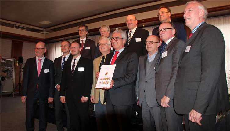 Die Bürgermeister der 11 beteiligten Kommunen mit Innenminister Lewentz in ihrer Mitte.Fotos: KMI