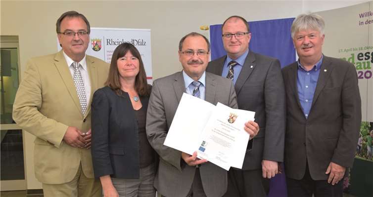 Die Bürgermeister der Region Rhein-Eifel nehmen die Anerkennungsurkunde von Staatsministerin Ulrike Höfken entgegen (v.li.): Bernd Weidenbach (VG Bad Breisig), Staatsministerin Ulrike Höfken, Gerd Heilmann (VG Vordereifel), Guido Nisius (VG Adenau) und Rolf Schumacher (Stadt Mayen). Auf dem Bild fehlt Bürgermeister Johannes Bell (VG Brohltal). privat