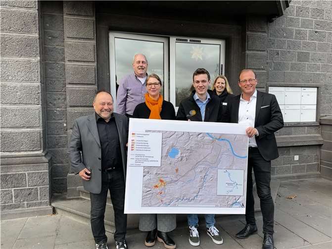 Die Bürgermeister der VG Mendig, Jörg Lempertz (rechts), und VG Vordereifel, Alfred Schomisch (links) begrüßen die beiden neuen Mitarbeiter des Projektteams „Mühlsteinrevier RheinEifel“ Nicolas Junglas (3.v.r.) und Stephanie Dirks (3.v.l.) im Beisein der beiden Vertreter des Arbeitskreises Frank Neideck (2.v.l.) und Svenja Schulze-Entrup (2.v.r.) vor der Geschäftsstelle des Mühlsteinreviers in Mendig.  Foto: Geschäftsstelle „Mühlsteinrevier RheinEifel“