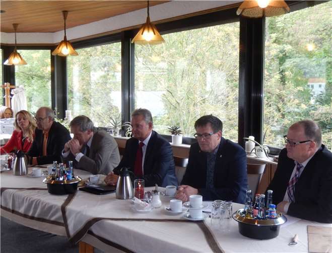 Die Bürgermeister der beteiligten Gemeinden und der Euskirchener Landrat Günter Rosenke sehen in der Tour eine hervorragende Werbung für die Region.