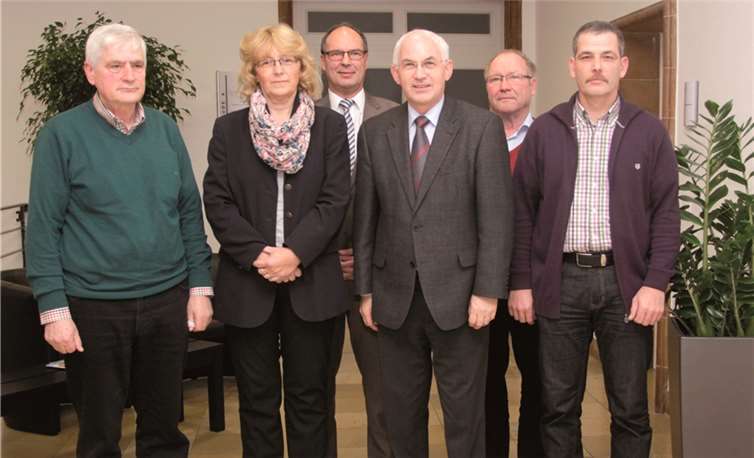 Die Bürgermeister des Kindergartenzweckverbandes (v.li.): Rolf Brommenschenkel (Honerath), Monika Korden stellvertretende Verbandsvorsteherin (Herschbroich), Arnold Hoffmann (Adenau), Hermann Josef Romes (Verbandsvorsteher), Hans Peter Frings (Leimbach) und Erster Beigeordneter Hans Dieter Urban (Wimbach). Der Vertreter von Kottenborn ließ sich entschuldigen. SES