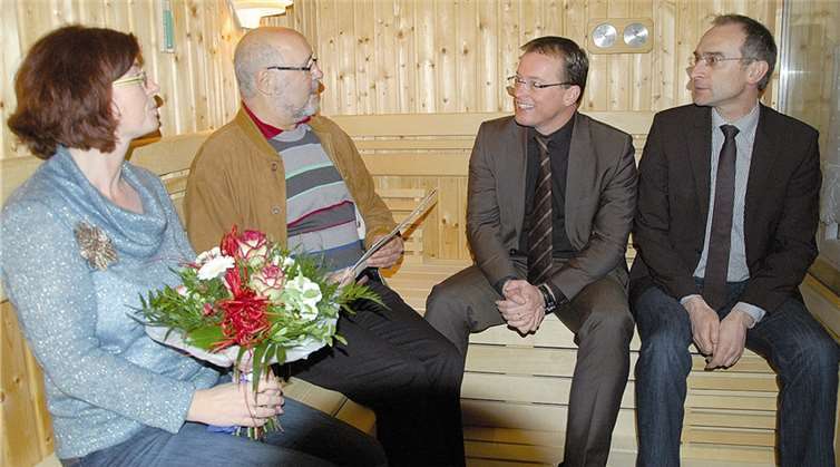 Die Bürgermeister freuten sich mit Familie Hecker über die Klassifizierung. Privat