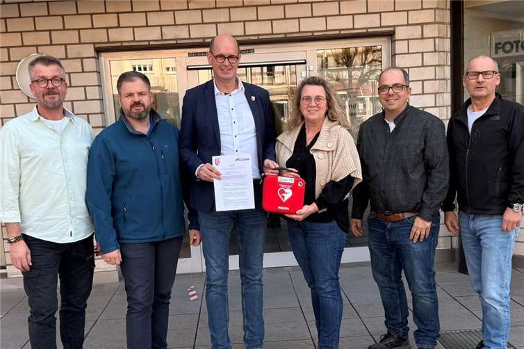 Die Bürgermeister in der Verbandsgemeinde Bad Hönningen unterstützen gerne das Projekt „Herzsicher“. V. l. n. r.: Jörg Jungbluth (OG Hammerstein), René Achten (Stadt Bad Hönningen), Jan Ermtraud (VG Bad Hönningen), Kerstin Wagner (Helfer-Stab gGmbH), Markus Konitzer (OG Leutesdorf), Oliver Labonde (OG Rheinbrohl).Foto: Michael Remus