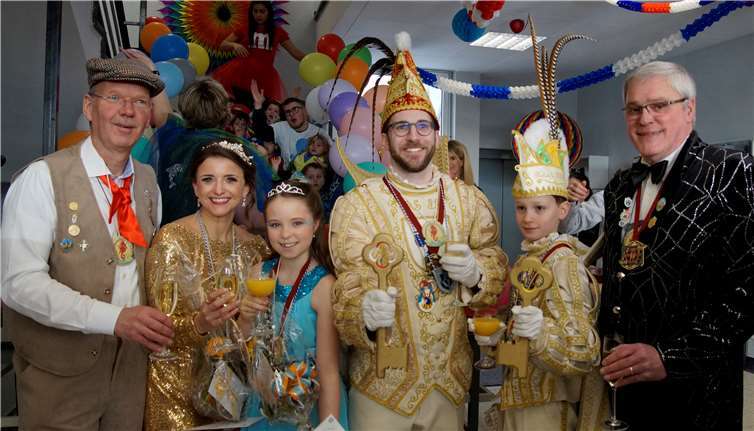 Die Bürgermeister übergeben symbolisch die Schlüssel zur Regentschaft an die Prinzenpaare.