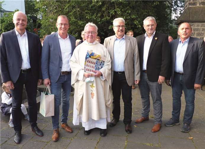 Die Bürgermeister überraschten den Geistlichen mit einem außergewöhnlichen Geschenk. Fotos: FRE