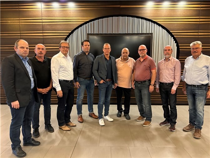 Die Bürgermeister und Beigeordneten der Verbandsgemeinde Mendig sowie deren Stadt und Ortsgemeinden kritisieren geschlossen die Neufassung des Kommunalen Finanzausgleiches (v.l.n.r.: Stefan Zepp [Ortsbürgermeister Bell], Rainer Hilger [Ortsbürgermeister Thür], Joachim Plitzko [Erster Beigeordneter VG], Alexander Müller [Beigeordneter VG], Jörg Lempertz [Bürgermeister VG], Alfred Nett [Beigeordneter VG], Andreas Doll [Ortsbürgermeister Rieden], Rudolf Wingender [Ortsbürgermeister Volkesfeld], Hans Peter Ammel [Stadtbürgermeister Mendig]. Foto: Verbandsgemeinde Mendig