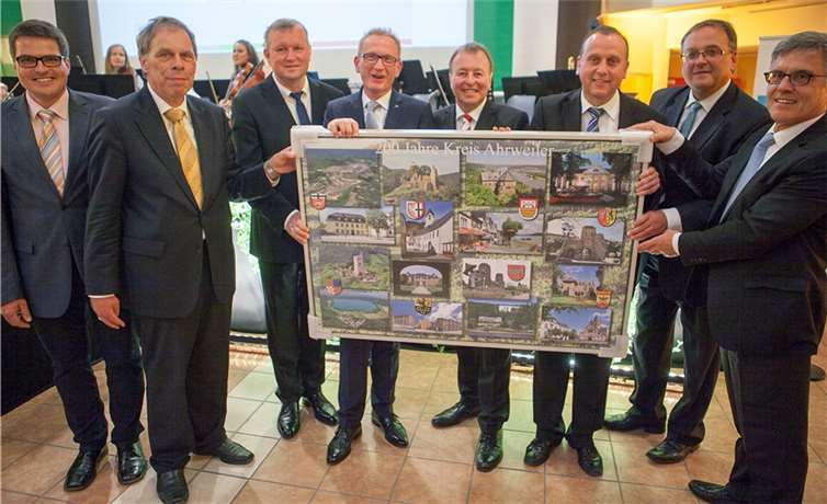 Die Bürgermeister und Beigeordneten der kreisangehörigen Gebietskörperschaften überreichen ein Jubiläumsgeschenk an Landrat Dr. Jürgen Pföhler (Mitte): Dr. Rainer Schlömp, Achim Haag, Achim Juchem, Guido Orthen, Johannes Bell, Bernd Weidenbach und Wolfgang Kröger (v.l.). Fotos: Jost