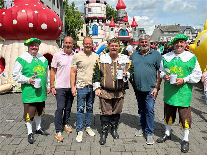 Die Bürgermeister und Gambrinus strahlten nicht nur wegen des Wetters mit den Herolden um die Wette. Fotos: Stefan Pauly/VG-Verwaltung Mendig
