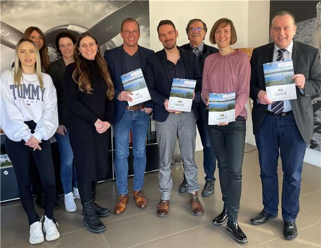 Die Bürgermeister und das Team der Vulkanregion Laacher See freuen sich mit den Machern der Agentur Marzi über ein gelungenes Werk.  Foto: Vulkanregion Laacher See