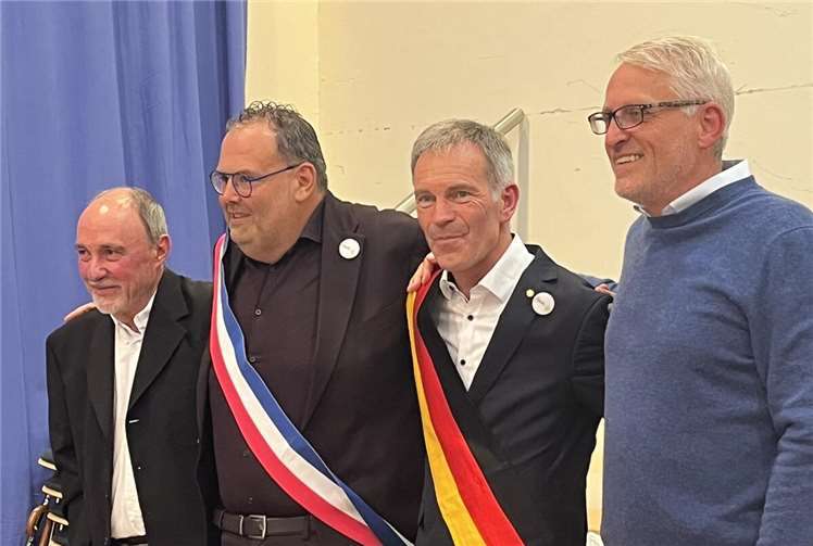 Die Bürgermeister und die Vorsitzenden der Partnerschaftsvereine: von links nach rechts: Alain Presumey, Bürgermeister Stéphane Hugon, Ortsbürgermeister Norbert Rausch, Carlo Schnell. Foto: privat