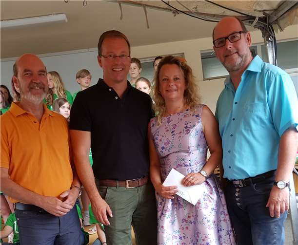 Die Bürgermeister v. li. Rudolf Wingender (Volkesfeld), Jörg Lempertz(VG-Bürgermeister), Andreas Doll (Rieden) mit Schulleiterin Anke Groß. Fotos: -HB-