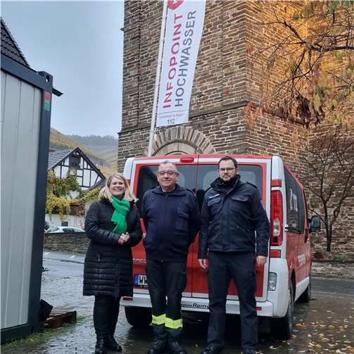 Die Bürgermeisterin der Verbandsgemeinde Wirges Alexandra Marzi (links) und der Westerwälder Brand- und Katastrophenschutzinspekteur Tobias Haubrich (rechts) konnten sich jüngst bei einem Besuch in der Dernau über die wertvolle und notwendige Unterstützungsarbeit des Wirgeser Wehrleiter Thomas Schenk-Huberty (mitte) im Flutgebiet informieren.Foto: