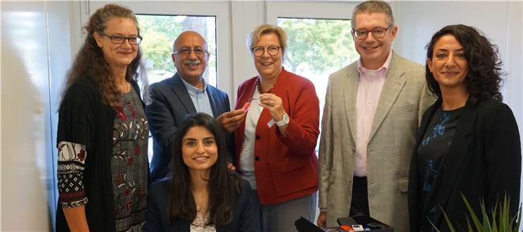 Die Bürgermeisterin überreichte, den Schlüssel an Musa Ataman, Vorsitzender der Kurdischen Gemeinschaft Rhein-Sieg/Bonn e.V.: Dr. Barbara Gunst-Assimenios (v.li.), Nas Zardoshaw-Sido (vorne), Musa Ataman, Petra Kalkbrenner, Hans Dieter Wirtz und Zelal Jinda Ataman. Foto: Gemeinde Swisttal