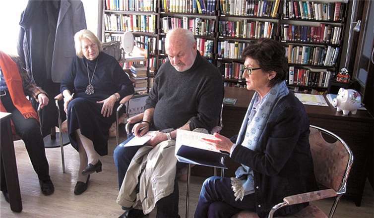 Die Bürgermeisterin und neue Kuratoriumsvorsitzende des Limbachstiftes, Renate Offergeld, ließ sich auch die Bibliothek zeigen.privat