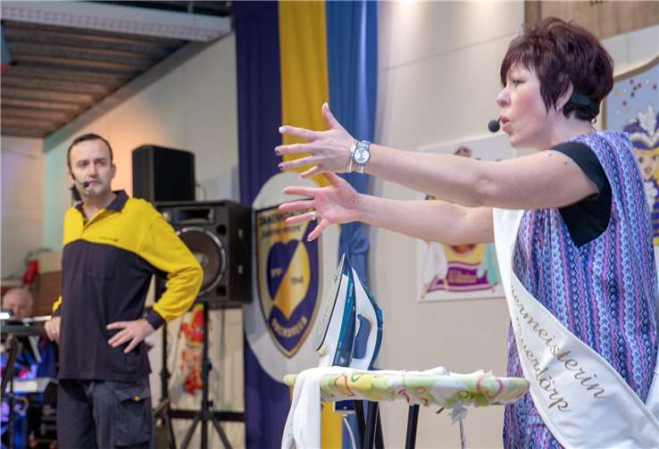 „Die Bürgermeisterin vom Oberdorf“ alias Steffi Mahlbergund „Postbote Bernd“ (Christian Breuer) berichteten bei derSitzung der KG Oberdrees über die Geschehnisse im Dorf.