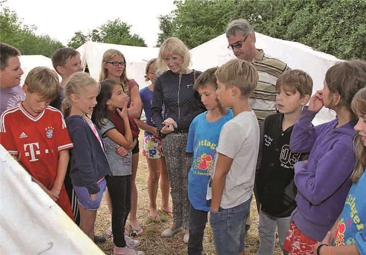 Die Bürgermeisterin zu Gast beim Ferienangebot des VfL Kesselheim begleitet von Ortsvorsteher Herbert Dott. privat