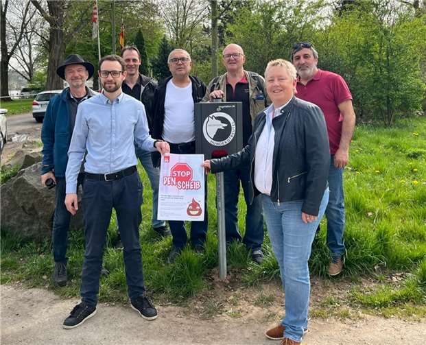 Die Bürgermeistern Ulrike Mohrs ließ es sich nicht nehmen, bei der Übergabe dabei zu sein und den ersten Spender zu begutachten. Quelle: SPD Lützel