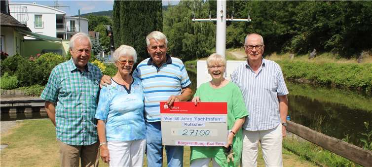 Die Bürgerstiftung Bad Ems freut sich über die Unterstützung des Ehepaares Kutscher aus Bad Ems - Günter Wittler, Ehepaar Kutscher, Anny Neusen und Wilhelm Augst. Foto: privat