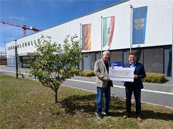 Die Bürgerstiftung Meckenheim erhielt eine Spende in Höhe von 2.500 Euro. Jens Biesterfeldt überreichte den symbolischen Scheck im Namen des Bürgervereins Meckenheim an Holger Jung, den Vorstandsvorsitzenden der Stiftung. Foto: privat