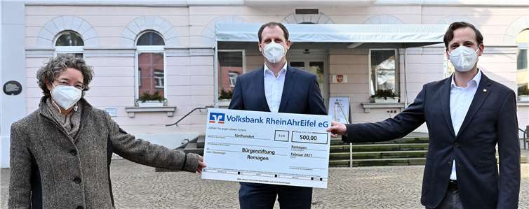 Die Bürgerstiftung Remagen erhielt eine Spende über 500 Euro von der Volksbank. Foto: Hans-Jürgen Vollrath