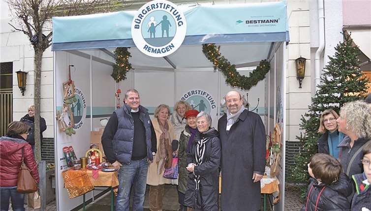 Die Bürgerstiftung Remagen, mit dem Vorsitzenden, Bürgermeister Herbert Georgi dankt Kai Bestmann (li.) von Messebau Bestmann beim Remagener Nikolausmarkt für das neue stabile Zelt. AB