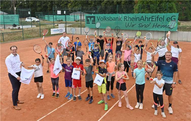 Die Bürgerstiftung der Volksbank RheinAhrEifel eG unterstützte den HTC Bad Neuenahr mit insgesamt 2.500 Euro. Thomas Theisen, Direktor des Regionalmarktes AhrBrohltal (links), übergab im Namen der Bürgerstiftung Trinkflaschen und Handtücher für ein Kinder-Tenniscamp des Vereins. Foto: Hans-Jürgen Vollrath