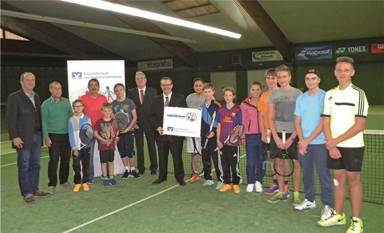 Die Bürgerstiftung der Volksbank RheinAhrEifel eG hat die Jugendarbeit des TC Bad Breisig mit einer finanziellen Zuwendung in Höhe von 1.000 Euro unterstützt. privat