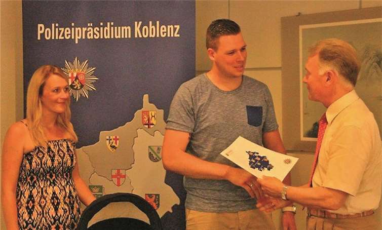 Die Bürgerurkunde wurde überreicht (v.l.n.r.): Steffi Weiler, Philipp Rehr und Polizeipräsident Wolfgang Fromm.privat