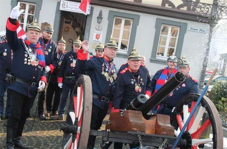 Die Bürgerwehr verteidigt das Rathaus gegen die Möhnen.Fotos: privat